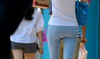 穿紧身牛仔裤的美女 穿紧身牛仔裤的美女